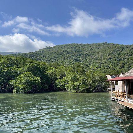 ホテル Floating Paradise カリムンジャワ エクステリア 写真